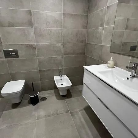 Modern Spacious With Rooftop Pool Apartmán