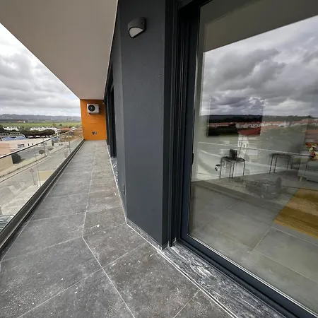 Modern Spacious With Rooftop Pool Apartmán