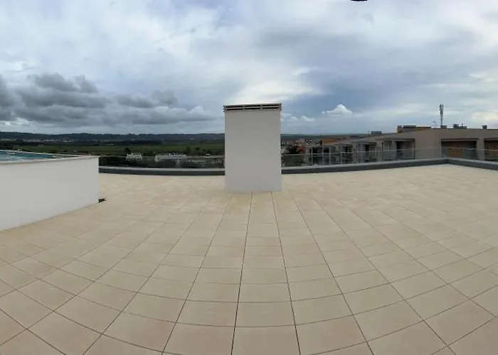 Modern Spacious With Rooftop Pool *